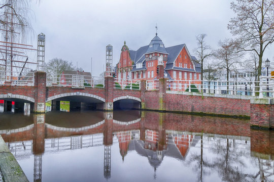 Br&uuml;cke und Rathaus am Hauptkanal in Papenburg