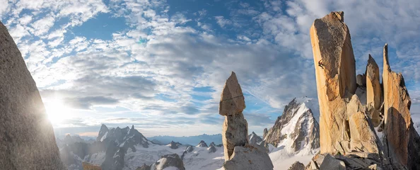 Photo sur Plexiglas Mont Blanc Homme grimpant dans un paysage spectaculaire au lever du soleil dans les Alpes françaises