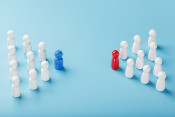 Obraz premium The group conflict between the leaders of companies in business, the rivalry of leaders in blue and red leads a group of white employees to competition, recruitment.