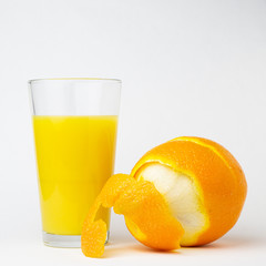 Orange und Glas Orangesaft groß