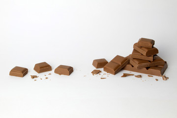 Schokoladenstücke auf weißem Untergrund