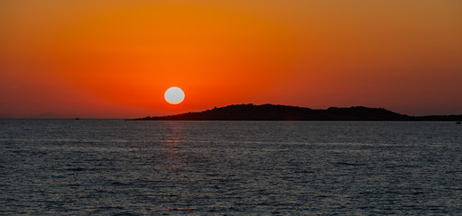 Sonnenuntergang um 21 Uhr Abend von einer Yacht aus am Mittelmeer vor Kos Griechenland