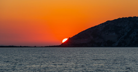Sonnenuntergang um 21 Uhr Abend von einer Yacht aus am Mittelmeer vor Kos Griechenland