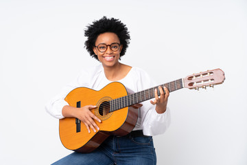 Obraz premium African american woman with guitar over isolated background smiling a lot