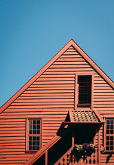 Skandinavische Hütte vor blauem Himmel. Skandinavien. Rotes Haus. Kleines Haus. Blauer Himmel. Norwegen Schweden Finnland