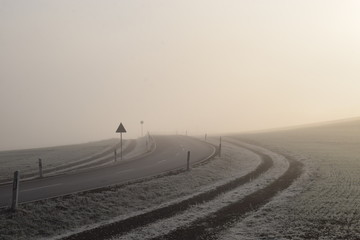 Straße durch dichte Nebelbank