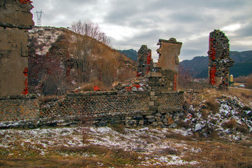 Ruinas, graffitis y otros