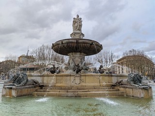 Fontaine la rotonde à Aix en provence au cours mirabeau