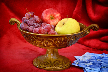 The fruit bowl on the table