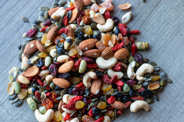 Graines et fruits secs sur fond de bois