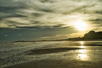 Fototapeta na wymiar Oranger romantischer Sonnenuntergang am einsamen Strand in Panama auf der Karibikseite