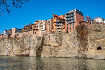 Houses on the edge of a cliff above the river Kura in Tbilisi © k_samurkas