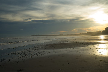 Oranger romantischer Sonnenuntergang am einsamen Strand in Panama auf der Karibikseite