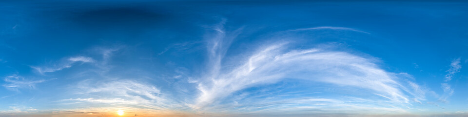 Nahtloses Panorama mit blauem Himmel 360-Grad-Ansicht mit schönen Wolken mit Zenit zur Verwendung...