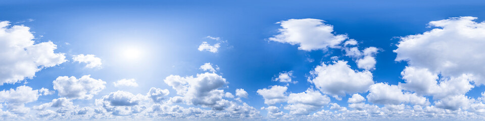 Nahtloses Panorama mit weiß-blauem Himmel in 360-Grad-Ansicht mit schöner Cumulus-Bewölkung zur Verwendung in 3D-Grafiken als Himmelskuppel oder zur Nachbearbeitung von Drohnenaufnahmen