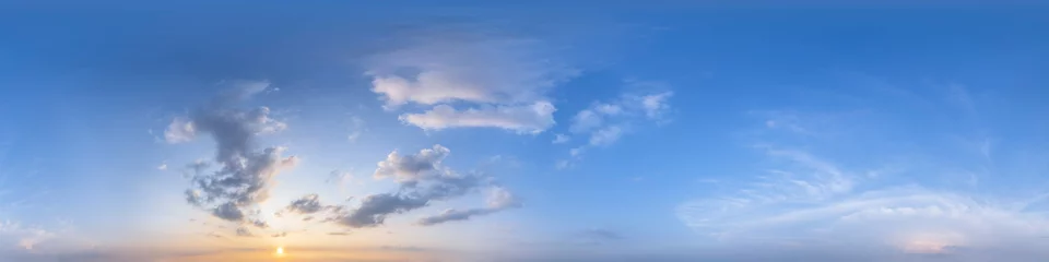 Nahtloses Panorama mit blauem Abendhimmel 360-Grad-Ansicht mit schönen Wolken, untergehender Sonne - zur Verwendung in 3D-Grafiken als Himmelskuppel oder zur Nachbearbeitung von Drohnenaufnahmen © ARochau