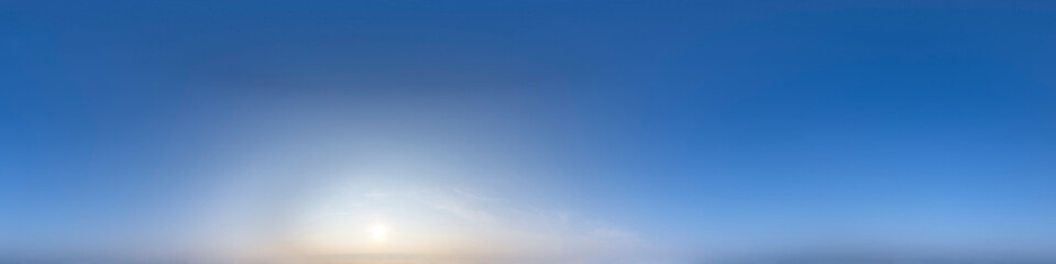 Nahtloses Panorama, wolkenloser Abendhimmel in 360-Grad-Ansicht zur Verwendung in 3D-Grafiken als...
