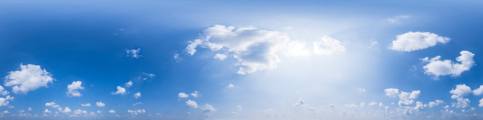 Nahtloses Panorama mit weiß-blauem Himmel in 360-Grad-Ansicht mit schöner Cumulus-Bewölkung zur Verwendung in 3D-Grafiken als Himmelskuppel oder zur Nachbearbeitung von Drohnenaufnahmen