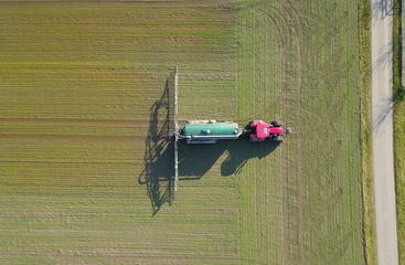 Traktor mit Güllefass und Schleppschuhverteiler bei der  Düngung eines Ackers, Vogelperspektive © keBu.Medien