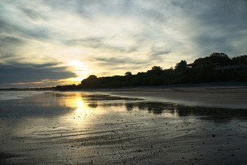 Oranger romantischer Sonnenuntergang am einsamen Strand in Panama auf der Karibikseite