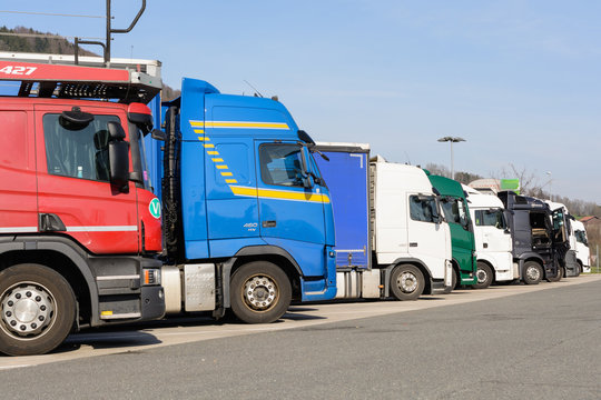 bunte LKW auf LKW-Parkplatz
