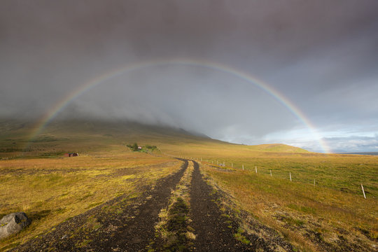 Beautiful rainbow over the Icelandic landscape © Roi
