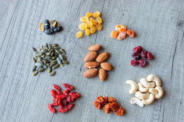 Graines et fruits secs sur fond de bois