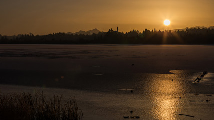 Naklejka premium Sonnenaufgang am Kirchsee mit Blick auf den Wendelstein, Reutberg