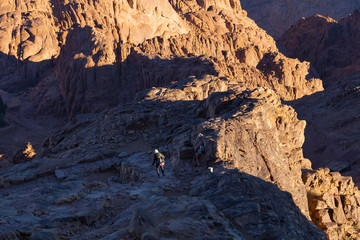 Obraz premium Mount Sinai, Qesm Sharm Ash Sheikh, South Sinai Governorate. Egypt. Pilgrims meet the dawn on the holy mountain. (Mount Horeb, Gabal Musa, Moses Mount).