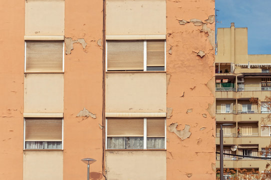 Fachada de edificio antiguo desconchada en un d&iacute;a soleado. Arquitectura