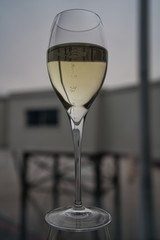 Prosecco Champagner Glas, seitlich fotografiert, am Flughafen Business Lounge vor dem Abflug