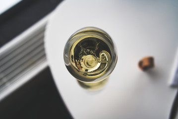 Prosecco Champagner Glas von oben fotografiert, am Flughafen Business Lounge vor dem Abflug