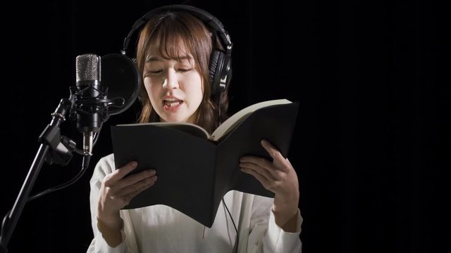 アフレコをする若い女性