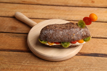 chicken breast sandwich with tomato on walnut bread