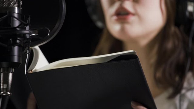 アフレコをする若い女性