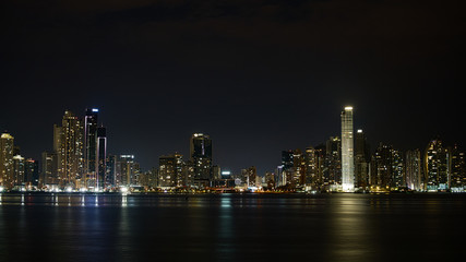 Fototapeta na wymiar Die Altstadt von Panama, Skyline mit Brücke und Hochhäusern über das Meer fotografiert