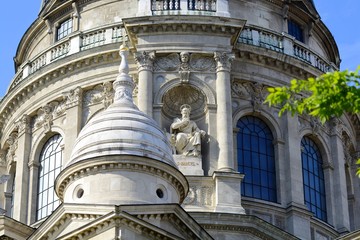 St. Stephen's Basilica is built in the Neo-Renaissance style. It is an equilateral cross. A massive dome is located at the intersection of the transverse transept with the main nave.