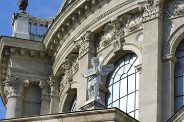 St. Stephen's Basilica is built in the Neo-Renaissance style. It is an equilateral cross. A massive dome is located at the intersection of the transverse transept with the main nave.