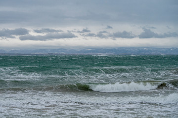Fototapeta premium Winter sea landscape. Cold winter day on the beach. 