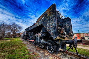Fototapeta na wymiar alte dampflokomotive steht auf einem Nebengleis