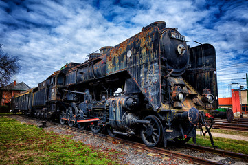 Fototapeta na wymiar alte Lokomotive steht auf einem Nebengleis