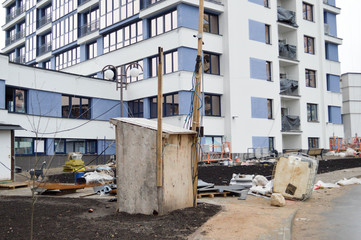 Fototapeta na wymiar Construction of a large multi-storey comfortable concrete cement modern new monolithic-frame multi-storey building with windows, walls and balconies
