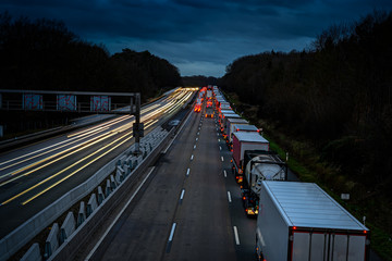 Stau auf der Autobahn in der Dämmerung - keine Rettungsgasse