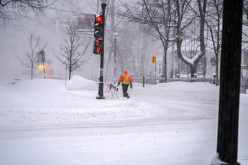 rue enneigée durant tempête hivernale 