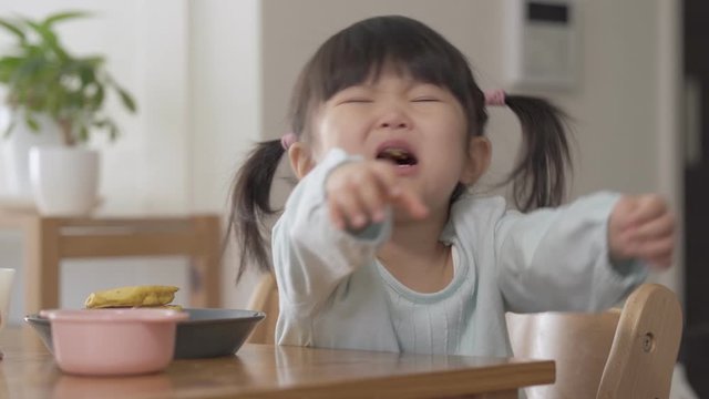 子供　食事　嫌がる