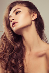 Naklejka premium Closeup portrait of a beautiful girl with natural makeup. Beauty style shot. Clean skin and hair. Close up.