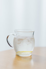 輪切りレモンが入ったグラス