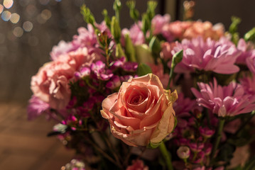 Rosé Rose in buntem Blumenstrauss mit Bubbles im Hintergrund