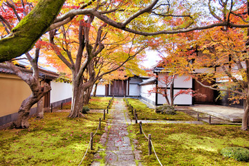 晩秋、京都寺院の紅葉