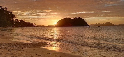 Beautifil sunset on a beach, tropical seascape. El nido, Palawan, Philippines.
